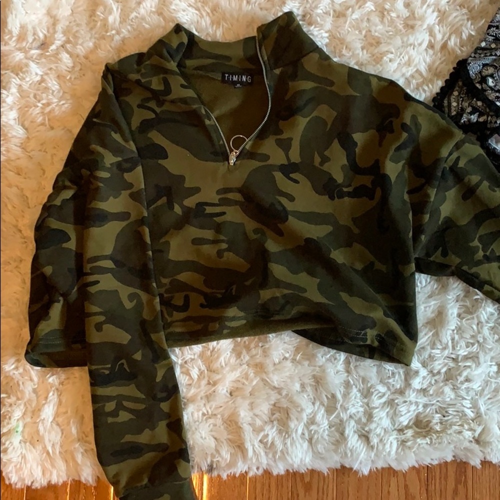 Cropped camo sweatshirt